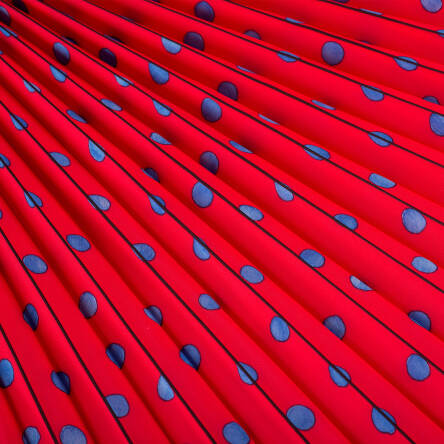Tkanina plisowana czerwona niebieskie kropki